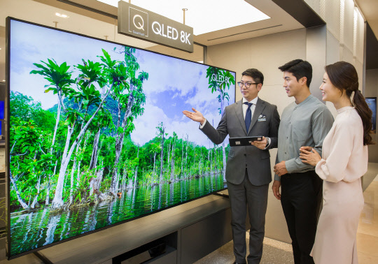 삼성전자가 미국과 유럽에 이어 국내에 98인치 QLED 8K TV를 본격적으로 판매한다고 26일 밝혔다. 가격은 출고가 기준 7700만원이다. <삼성전자 제공>